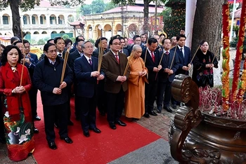 Các đồng chí lãnh đạo Đảng, Nhà nước và thành phố Hà Nội dâng hương tại Điện Kính Thiên. Ảnh: DUY LINH