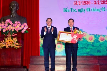 Đồng chí Phan Văn Mãi, Bí thư Tỉnh ủy Bến Tre trao Huân chương Độc lập hạng ba cho đồng chí Võ Thành Hạo, nguyên Bí thư Tỉnh ủy.