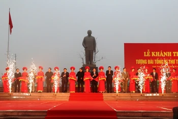 Các đại biểu cắt băng khánh thành tượng đài Tổng Bí thư Trường Chinh.