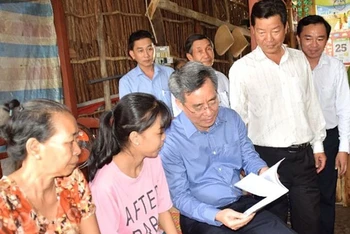 Lãnh đạo tỉnh Bạc Liêu thăm hộ nghèo tại xã Vĩnh Lộc, huyện vùng sâu Hồng Dân. Ảnh: TRỌNG DUY