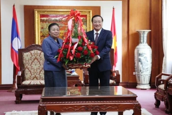 Đồng chí Sunthon Saynhachac (trái), Ủy viên T.Ư Đảng NDCM Lào, Trưởng ban Đối ngoại chúc mừng 90 năm Ngày thành lập Đảng CSVN.