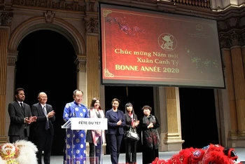 Đại sứ Việt Nam tại Pháp Nguyễn Thiệp gửi lời chúc Tết tới cộng đồng người Việt ở Pháp. 