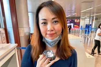 Chiếc đồng hồ được giao lại cho bà Hong Ju Khee – Phó Giám đốc điều hành ASEAN BAC.