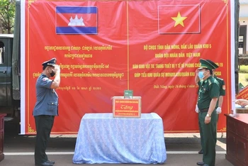 Bộ chỉ huy Bộ đội Biên phòng tỉnh Đắk Nông trao tặng vật tư, trang thiết bị y tế phòng chống dịch Covid-19 cho tỉnh Mondulkiri, Vương quốc Campuchia.