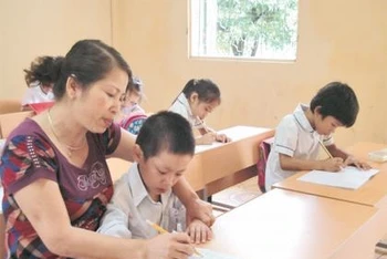 Cô giáo Ðinh Thị Thủy đang dạy các em học sinh nhiễm HIV tại Trung tâm Giáo dục Lao động xã hội số 2 Hà Nội.