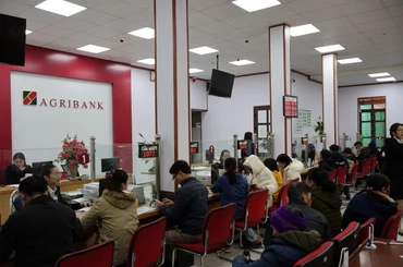 Giao dịch khách hàng tại chi nhánh ngân hàng Agribank