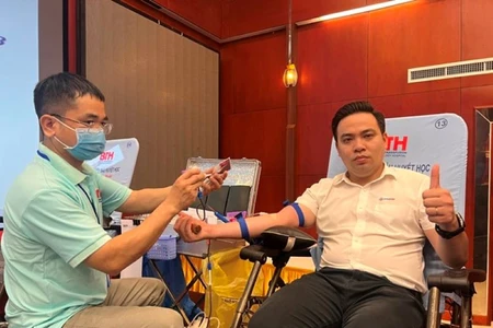 Người lao động EVNHCMC hiến máu tình nguyện - một hoạt động trong Tháng tri ân khách hàng của ngành điện.