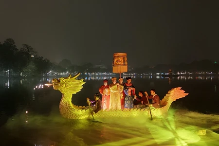 Tour trải nghiệm đêm tại đền Ngọc Sơn là một điểm nhấn của du lịch Hà Nội trong giai đoạn đầu năm 2024.