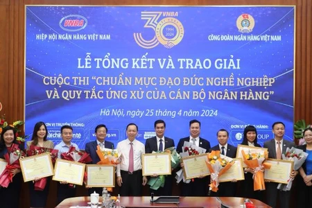 Phó Thống đốc Đào Minh Tú trao các giải thưởng chung cuộc cho các cá nhân đạt thành tích xuất sắc nhất và các tập thể tham gia tích cực nhất. 