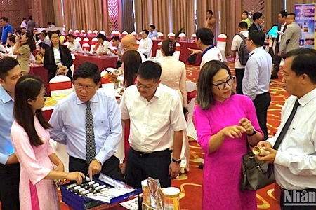Lãnh đạo tỉnh Cà Mau tiếp xúc, gặp gỡ nhiều doanh nghiệp Trung Quốc vào sáng 24/4.