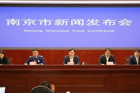 Chính quyền thành phố Nam Kinh họp báo thông tin về vụ hỏa hoạn. Ảnh: Weixun Jiangsu