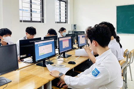 Học sinh lớp 12, Trường THPT Trương Định (Hoàng Mai, Hà Nội) thử đăng ký dự thi tốt nghiệp THPT trên hệ thống quản lý thi, sáng 24/4. (Ảnh MAI MAI)