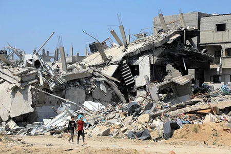Tòa nhà bị phá hủy ở thành phố Khan Younis, miền nam Gaza. (Ảnh TÂN HOA XÃ)