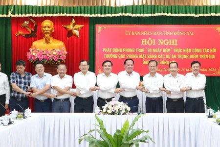 Quyền Chủ tịch Ủy ban nhân dân tỉnh Đồng Nai Võ Tấn Đức cùng lãnh đạo các đơn vị bắt tay thể hiện hoàn thành các mục tiêu đề ra trong 30 ngày/đêm cao độ giải phóng mặt bằng dự án trọng điểm.
