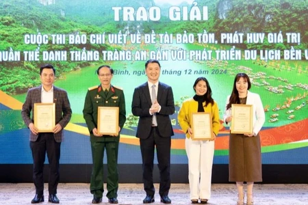 Văn phòng Đại diện Báo Nhân Dân tại Ninh Bình đoạt giải A thể loại báo in, giải C thể loại báo hình và giải Tập thể có thành tích xuất sắc. (Ảnh: TTXVN)