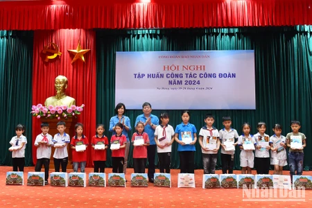 Lãnh đạo Công đoàn Việt Nam và lãnh đạo Công đoàn Báo Nhân Dân tặng quà cho các cháu học sinh có hoàn cảnh khó khăn vươn lên trong học tập của huyện Na Hang, tỉnh Tuyên Quang. 
