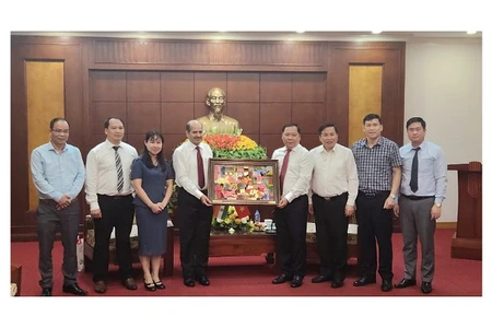 Bí thư Tỉnh ủy Hòa Bình Nguyễn Phi Long (thứ tư từ phải sang) tặng ngài Đại sứ Sandeep Arya bức tranh mang đậm nét văn hóa của dân tộc Mường Hòa Bình.