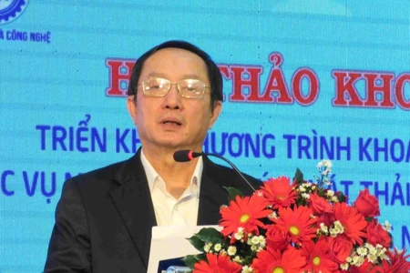 Đồng chí Huỳnh Thành Đạt, Bộ trưởng Khoa học và Công nghệ phát biểu tại hội thảo.