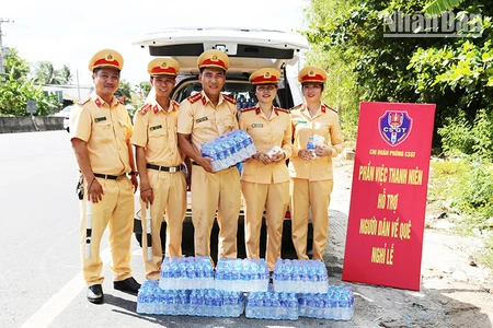 Chi Đoàn Phòng Cảnh sát giao thông tỉnh Sóc Trăng tham gia hỗ trợ người dân.