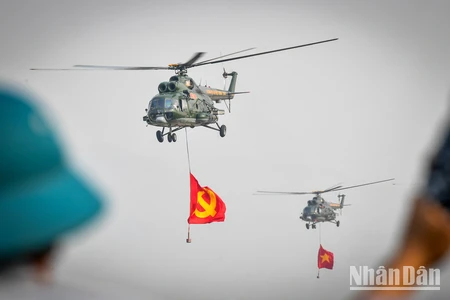 [Ảnh] Trực thăng mang cờ Đảng, cờ Tổ quốc rợp trời Điện Biên ngày Tổng duyệt