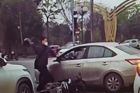 Hình ảnh ông B. cán bộ Chi cục Hải quan cửa khẩu Thanh Thủy dùng mũ bảo hiểm đập vỡ kính xe ôtô khi xảy ra va chạm giao thông.