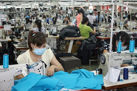 Sản xuất hàng may mặc xuất khẩu tại Công ty cổ phần Đồng Tiến.