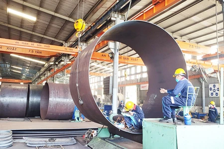 Sản xuất ống thép tại Công ty cổ phần Cơ khí Hà Giang Phước Tường (Đà Nẵng).