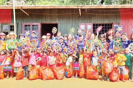 Thành viên dự án Đông ấm cho trẻ em vùng cao trao quà tặng học sinh tại một điểm trường ở xã Nậm Có, huyện Mù Cang Chải, tỉnh Yên Bái nhân dịp Tết Trung thu.