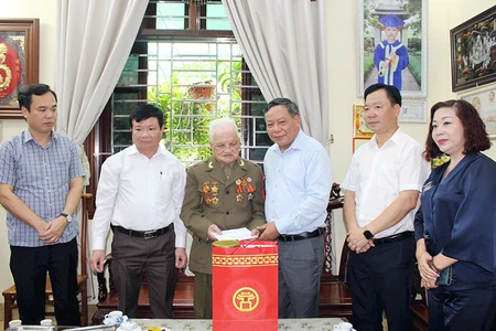 Đại diện lãnh đạo Thành ủy Hà Nội thăm, tặng quà vệ út Đặng Văn Tích dịp kỷ niệm 70 năm Ngày Giải phóng Thủ đô.