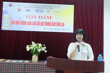 Bà Nguyễn Thị Vân Nga, Giám đốc Trung tâm thông tin-tư liệu phát biểu tại sự kiện.