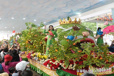 Đông đảo du khách đến xem chương trình diễu hành “Suối Tiên Farm – Rẽ sóng vươn mình”.