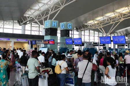 Hành khách làm thủ tục tại quầy checkin sân bay Nội Bài.