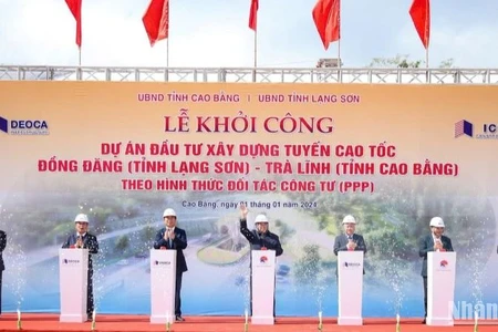 Thủ tướng Phạm Minh Chính và đại diện các bộ, ngành, địa phương liên quan phát lệnh khởi công dự án đường cao tốc Đồng Đăng-Trà Lĩnh.