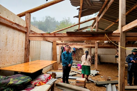 Nhà dân ở xã Khâu Vai, huyện Mèo Vạc bị hư hỏng do gió lốc.