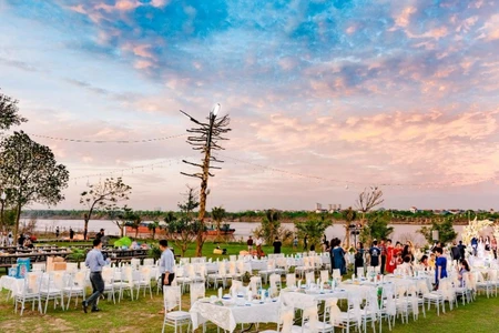 Khu vui chơi giải trí ngoài bãi sông Hồng tại phường Thanh Trì (quận Hoàng Mai) quảng bá trên mạng xã hội.