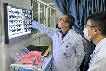 Các bác sĩ Bệnh viện Hữu nghị Việt Đức đánh giá tổn thương trên kết quả cận lâm sàng để có phương án cấp cứu, điều trị cho người bệnh.