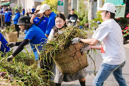Đoàn viên, thanh niên Thành phố Hồ Chí Minh thu gom rác dưới kênh trong chương trình "Chủ nhật xanh" tại Quận 12.