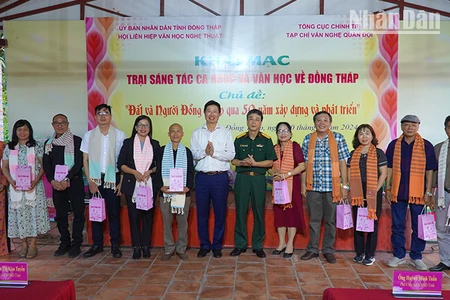 Ban tổ chức trao tặng các trại viên chiếc khăn choàng của Làng nghề Long Khánh, huyện Hồng Ngự, tỉnh Đồng Tháp. Ảnh: HỮU NGHĨA