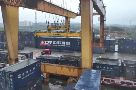 Các container hàng hóa được đưa lên tàu hỏa tại cảng đường sắt quốc tế Nam Ninh. (Ảnh: Chinadaily.com.cn)