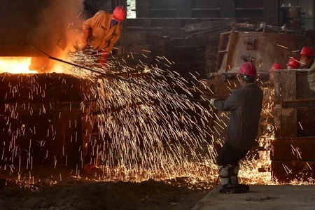 Thép được sản xuất tại nhà máy ở tỉnh Chiết Giang, Trung Quốc. (Ảnh: AFP/TTXVN)