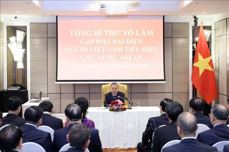 Tổng Bí thư Tô Lâm nói chuyện với đại diện người Việt Nam tiêu biểu các nước ASEAN. (Ảnh: Thống Nhất/TTXVN)