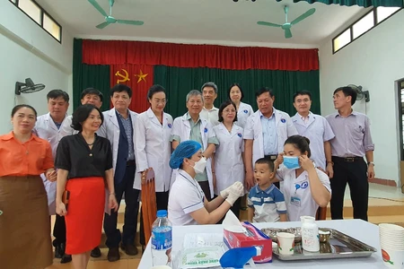 Đoàn công tác của Bộ Y tế kiểm tra việc tổ chức triển khai chiến dịch bổ sung Vitamin A tại Trạm y tế xã Hợp Phong