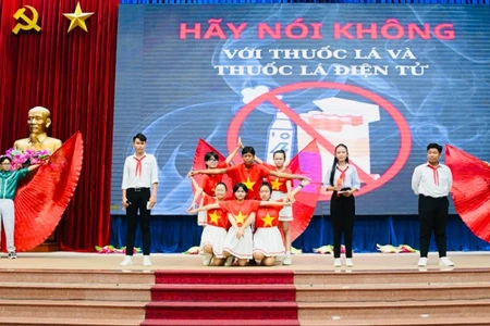 Học sinh THCS ở Long An trong phần thi tìm hiểu Luật phòng, chống tác hại thuốc lá năm 2024.