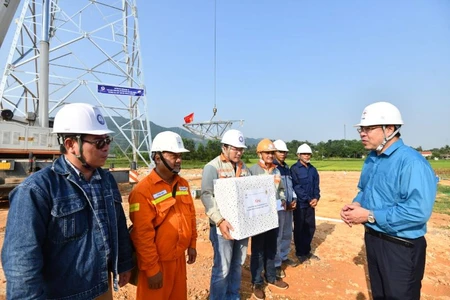 Công đoàn Điện lực Việt Nam thăm hỏi, lắng nghe ý kiến người lao động tại Truyền tải điện Nghệ An. Ảnh: Thành Vinh.