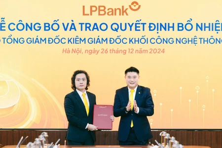 Ông Nguyễn Đức Thụy – Chủ tịch HĐQT LPBank trao quyết định bổ nhiệm cho ông Lưu Danh Đức.