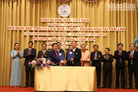 Hiệp hội Du lịch Nha Trang ký kết Biên bản hợp tác phát triển du lịch với các Hiệp hội Du lịch Thái Lan. (Ảnh: ĐINH TRƯỜNG)