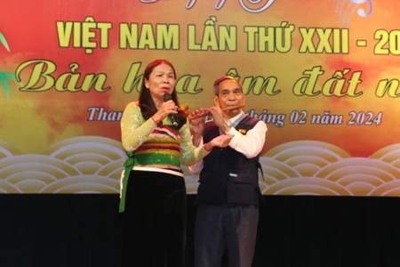 Tác giả dân tộc thiểu số ở Thanh Hóa thể hiện tác phẩm thơ " Thượng du".