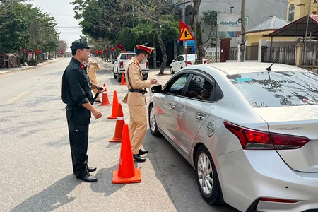 Lực lượng Công an thành phố Phổ Yên, tỉnh Thái Nguyên tuần tra, kiểm soát an toàn giao thông. (Ảnh THU TRANG)