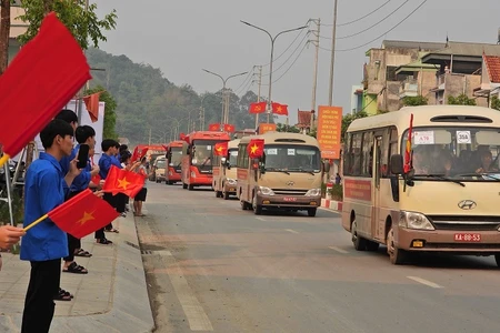 Đoàn viên thanh niên và nhân dân huyện Mường Ảng tỉnh Điện Biên hân hoan chào đón các lực lượng về Điện Biên tham gia diễu binh, diễu hành tại lễ Kỷ niệm 70 năm Chiến thắng Điện Biên Phủ.