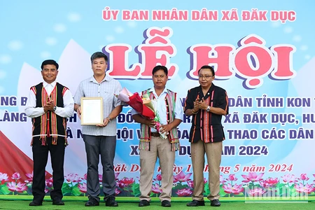Trao quyết định của Ủy ban nhân dân tỉnh Kon Tum công nhận Làng du lịch cộng đồng Đăk Răng.